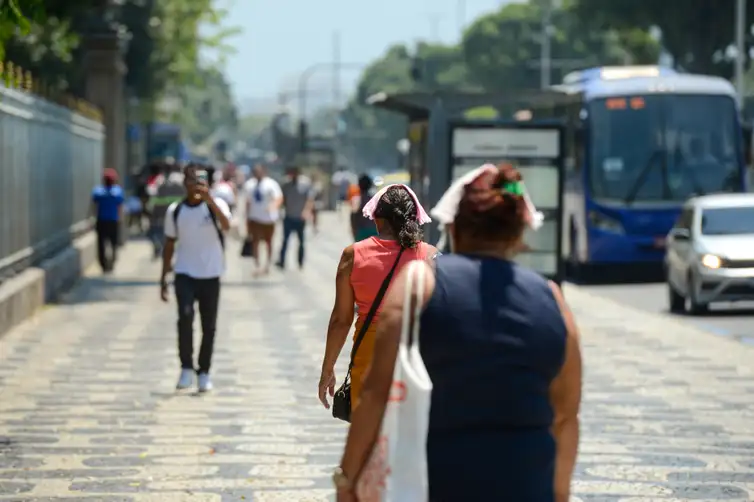 Tomaz Silva/Agência Brasil Rio de Janeiro (RJ), 14/11/2023 – População enfrenta forte onda de calor no Rio de Janeiro. Foto: Tomaz Silva/Agência Brasil